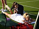Kateina Siniaková si nechává oetovat tíslo bhem prvního kola Wimbledonu.