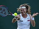 eská tenistka Marie Bouzková returnuje ve tetím kole Wimbledonu.
