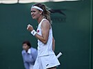 eská tenistka Marie Bouzková se raduje ve tetím kole Wimbledonu.