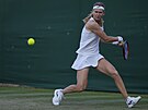 eská tenistka Marie Bouzková dobíhá míek ve tetím kole Wimbledonu.