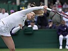 Marie Bouzková servíruje v prvním kole Wimbledonu.