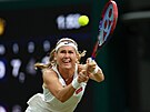 Marie Bouzková se natahuje po míku bhem tetího kola Wimbledonu.