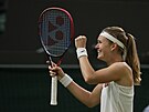 Marie Bouzková se raduje z postupu do osmifinále Wimbledonu.