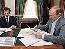 Vladimir Putin ve svém speciálním obrnném vlaku na snímku z roku 2012