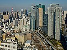 V centru Tokia je dokonován mrakodrap Azabudai Hills (vpravo)) (8. února 2023)