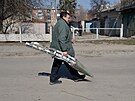 Mu odnáí zbytek kazetové rakety v Charkov na severovýchodní Ukrajin. (25....