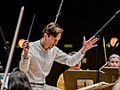 Dirigent Jan Zstra v akci pi koncertu Trautzlovy umleck spolenosti.