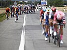 Skupina uprchlík se snaí ve druhé etap Tour de France odtrhnout od pelotonu.