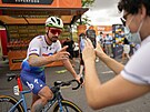 Potluený slovenský cyklista Peter Sagan (TotalEnergies) pózuje fanoukovi ped...