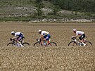 Trio uprchlík ve druhé etap Tour de France, zleva Rémi Cavagna (Quick-Step),...