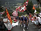 Tým Alpecin táhne peloton v 1. etap Tour de France.