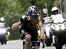 Belgický cyklista Wout van Aert (Jumbo Visma) se osvuje na ele páté etapy...