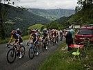 Ve skupin pronásledovatel jede v páté etap Tour de France i lídr Bory Jay...