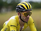 Britský cyklista Adam Yates ze stáje UAE ve lutém dresu pro lídra Tour de...