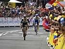 Britský cyklista Adam Yates uniká v cíli první etapy Tour de France svému...
