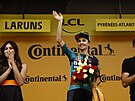 Australský cyklista Jai Hindley z Bory slaví na pódiu vítzství v páté etap...