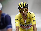 Britský cyklista Adam Yates (UAE) projídí cílem páté etapy Tour de France a...