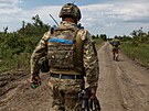 Ukrajintí vojáci jdou po silnici v nedávno dobyté vesnici Novodarivka. (3....