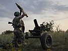 Ukrajinský voják 3. útoné brigády pálí ze 122mm minometu na ruské pozice na...