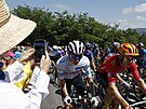 Tadej Pogaar v hledáku kamer fanouk ve tetí etap Tour de France