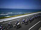 Závodníci mohli ve tetí etap Tour de France pemýlet o letní dovolené, podél...