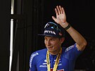 Jasper Philipsen pebírá medaili pro vítze sedmé etapy Tour