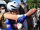 Jasper Philipsen slaví se svou partnerkou vítzství ve tetí etap Tour de...