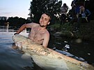 Sumce albína vylovil jeden z vedoucích dtského rybáského tábora v...
