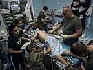 Ukrajintí zdravotníci se snaí pomoci zranným vojákm. (24. kvtna 2023)