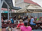 Do restaurace U Se�k��� v Moravsk� Nov� Vsi se hned po znovuotev�en� nahrnuli...