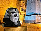 Fragment sochy faraona Ramsese II. v Luxorském chrámu v Egypt.