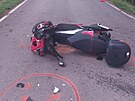 Motocyklista narazil do z�bradl� mostku.