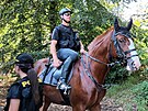Policisté na koních kontrolují chování turist v národním parku eské...