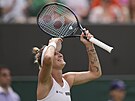 Nadená Markéta Vondrouová slaví postup do tvrtfinále Wimbledonu.