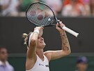 Nad�ená Markéta Vondrou�ová slaví postup do �tvrtfinále Wimbledonu.
