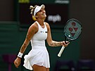 Nad�ená Markéta Vondrou�ová slaví postup do �tvrtfinále Wimbledonu.