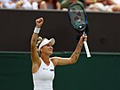 Dojatá Markéta Vondrouová slaví vítzství v osmifinále Wimbledonu.