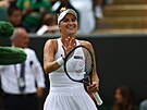 Dojatá Markéta Vondrouová slaví vítzství v osmifinále Wimbledonu.