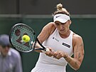 Markéta Vondrou�ová v osmifinále Wimbledonu.