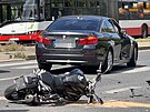 Motork�� se v Praze srazil s autem. Zran�n�m podlehl