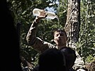 Ukrajinský voják se osvuje pi nynjích vedrech v zákopu u Bachmutu v...