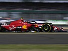 Carlos Sainz z Ferrari v tréninku na Velkou cenu Británie F1.