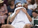 Andrej Rubljov si otírá obliej v osmifinále Wimbledonu