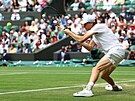 Jannik Sinner hraje bekhend v osmifinále Wimbledonu