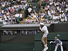 Jannik Sinner podává v utkání osmifinále Wimbledonu
