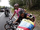 James Shaw u Richarda Carapaze po pádu bhem první etapy Tour de France