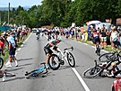 Mikel Landa (uprosted) po hromadné nehod ped cílem osmé etapy Tour de France