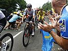 Tadej Pogaar a Adam Yates z UAE bhem druhé etapy Tour de France