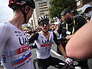 Adam Yates (vpravo) s Tadejem Pogaarem po první etap Tour de France