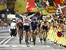 Tadej Pogaar v cílové rovince první etapy Tour de France v Bilbau